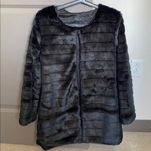 2 pockets black furry coat!